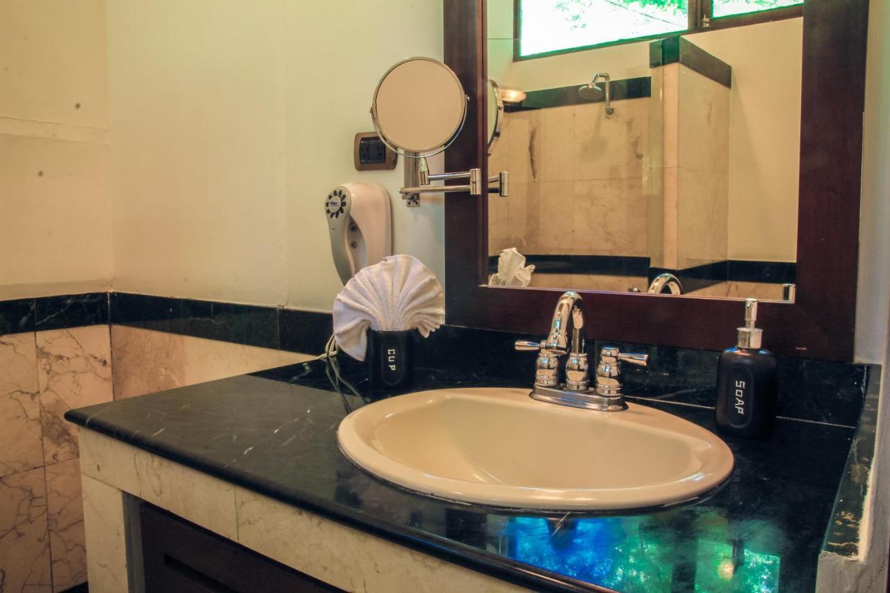 Café de Playa beach front suites Coco Esterno foto